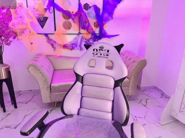 Maddie-T18 live cam on BongaCams