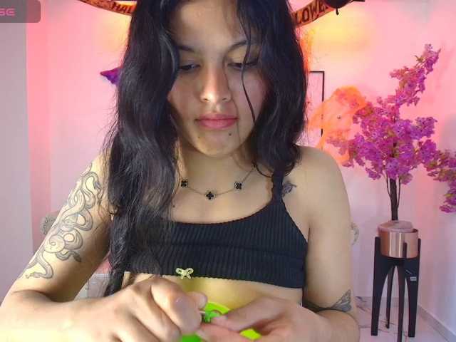 Maddie-T18 live cam on BongaCams