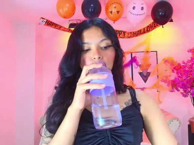 Maddie-T18 live cam on BongaCams