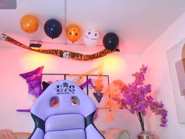 Maddie-T18 live cam on BongaCams