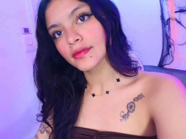 Maddie-T18 live cam on BongaCams