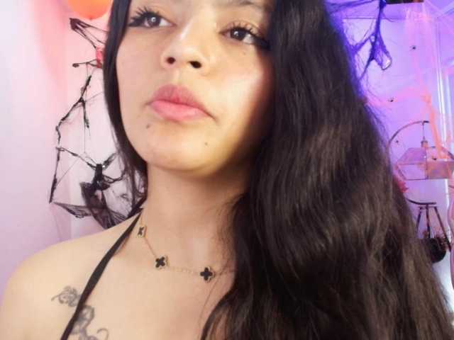 Maddie-T18 live cam on BongaCams