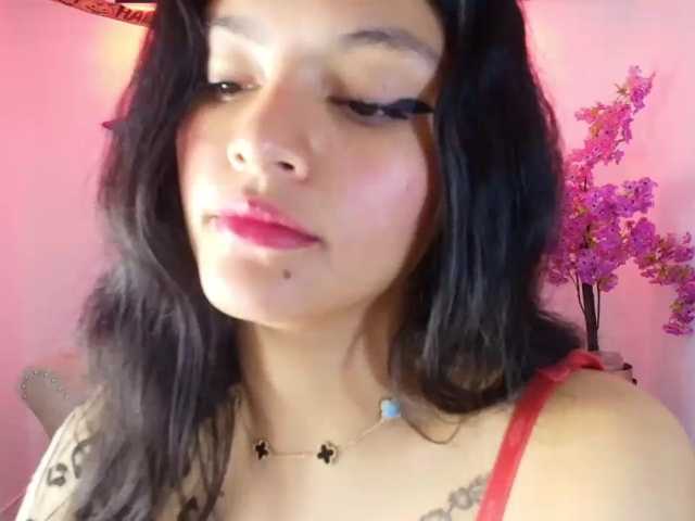Maddie-T18 live cam on BongaCams