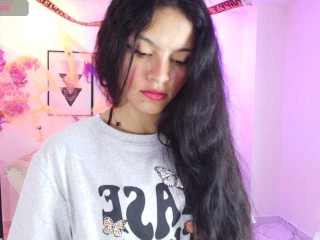 Maddie-T18 live cam on BongaCams