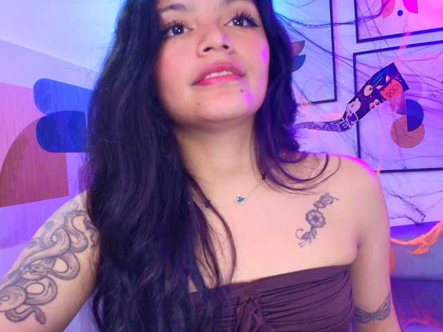 Maddie-T18 live cam on BongaCams