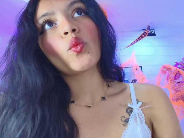 Maddie-T18 live cam on BongaCams