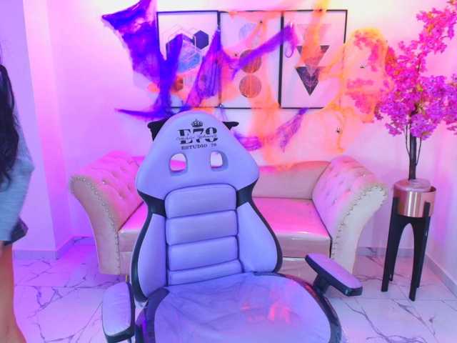 Maddie-T18 live cam on BongaCams