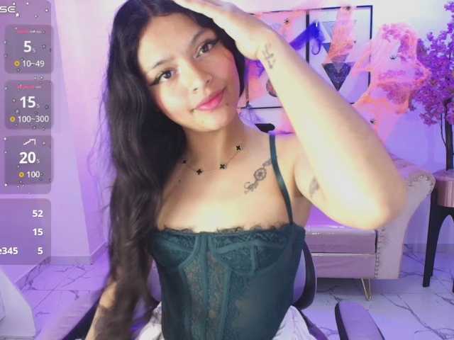 Maddie-T18 live cam on BongaCams
