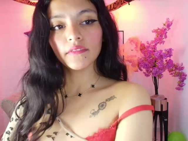Maddie-T18 live cam on BongaCams