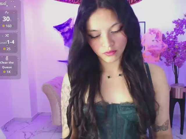 Maddie-T18 live cam on BongaCams