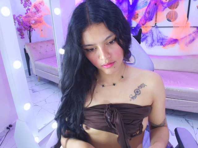 Maddie-T18 live cam on BongaCams
