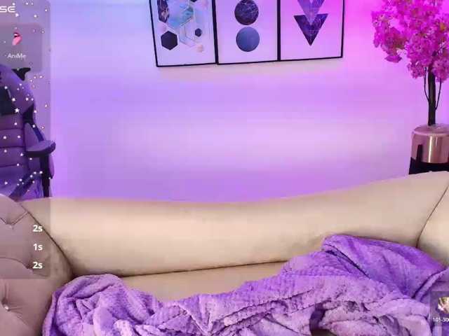 Maddie-T18 live cam on BongaCams