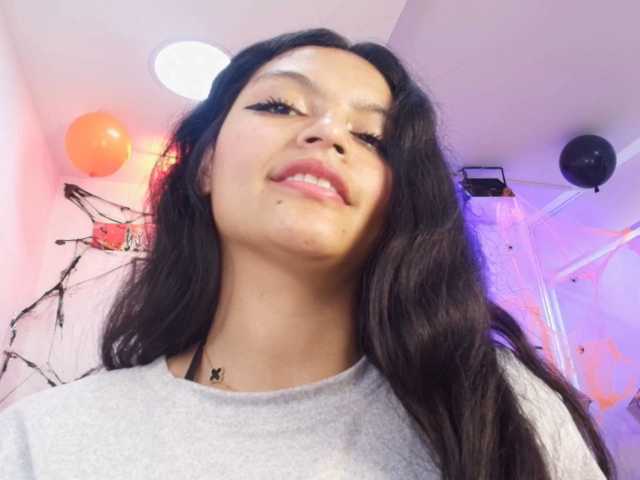 Maddie-T18 live cam on BongaCams