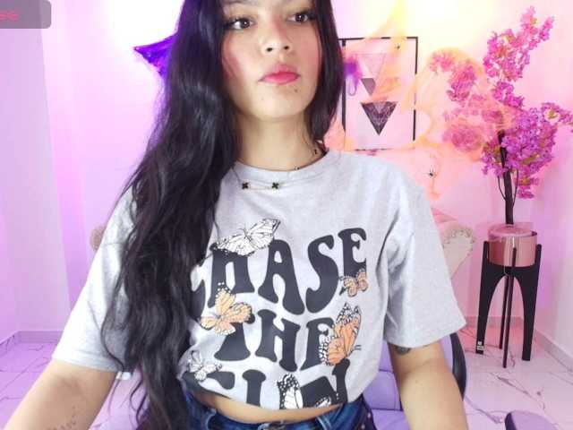Maddie-T18 live cam on BongaCams