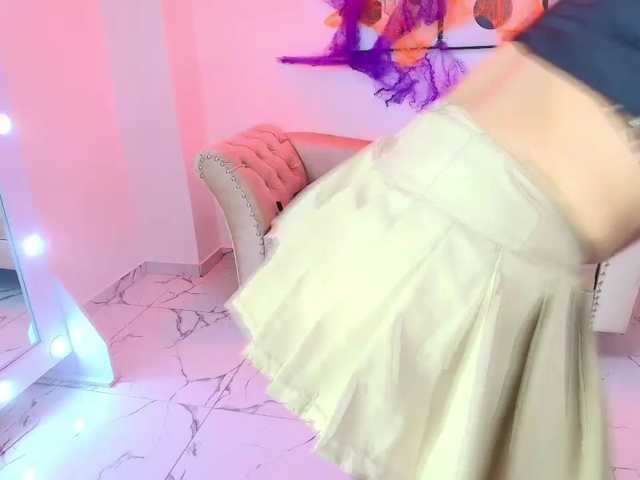 Maddie-T18 live cam on BongaCams