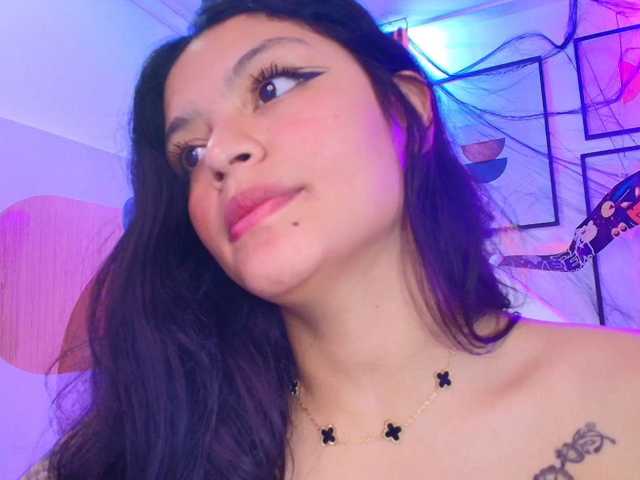 Maddie-T18 live cam on BongaCams