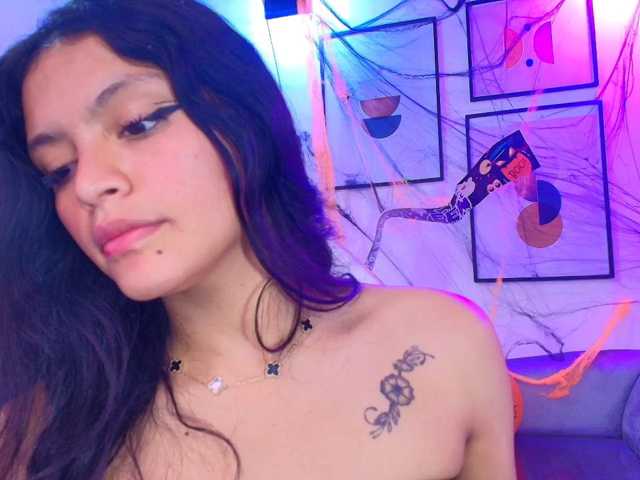Maddie-T18 live cam on BongaCams