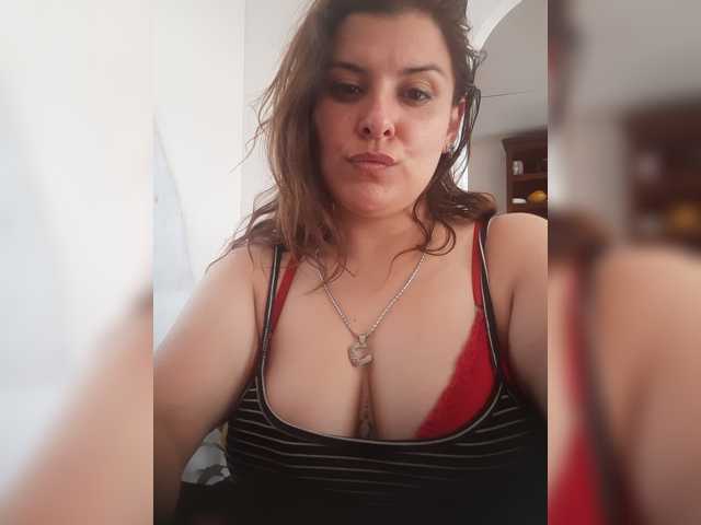 Avril9325 live cam on BongaCams