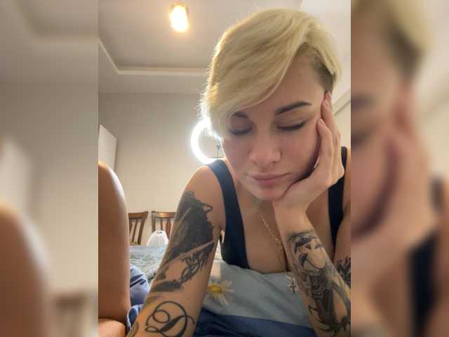 KiraSaint live cam on BongaCams