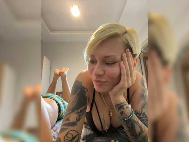 le modèle KiraSaint est en webcam porno dans un show sur le site bongacams, il possède les tags suivants: White/Caucasian,Blonde,Shaved