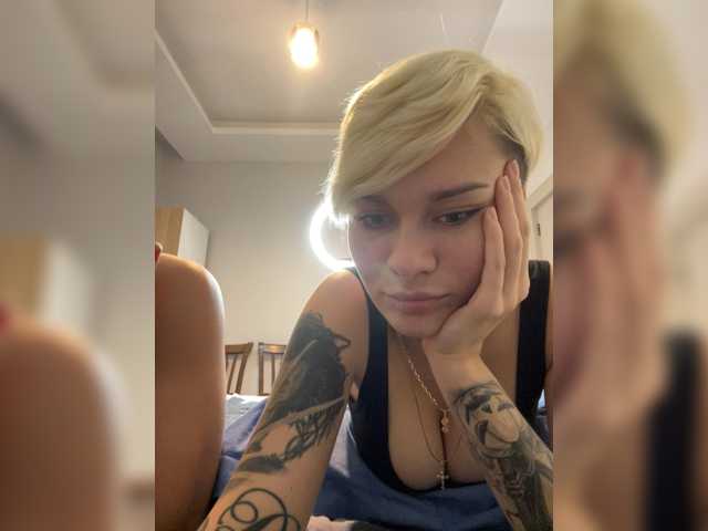 KiraSaint live cam on BongaCams