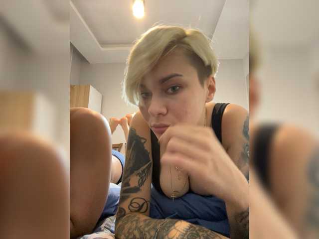 KiraSaint live cam on BongaCams