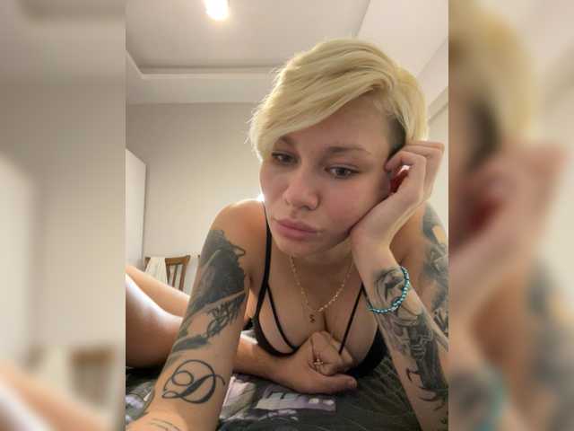 KiraSaint live cam on BongaCams