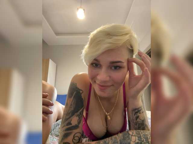 KiraSaint live cam on BongaCams