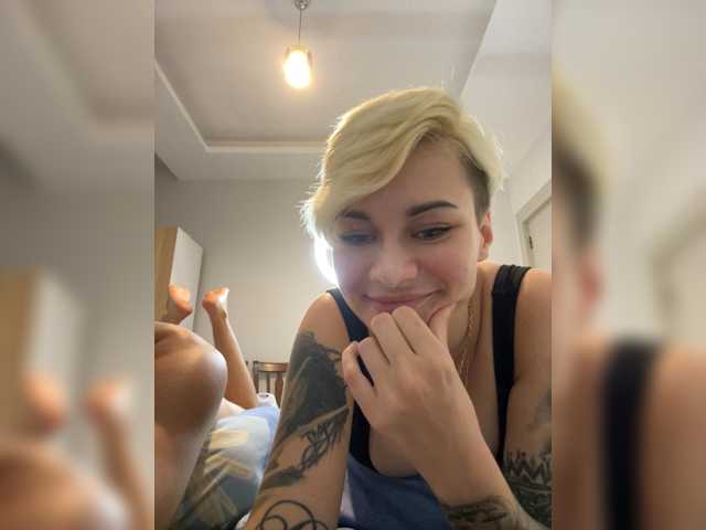KiraSaint live cam on BongaCams