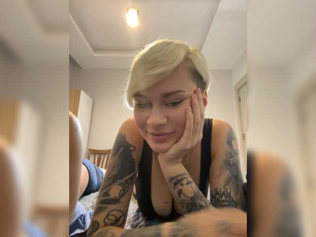 KiraSaint live cam on BongaCams
