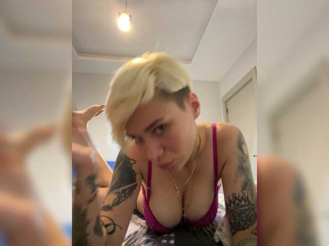 KiraSaint live cam