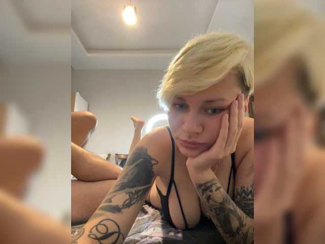 KiraSaint live cam on BongaCams