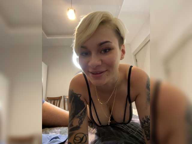 KiraSaint live cam