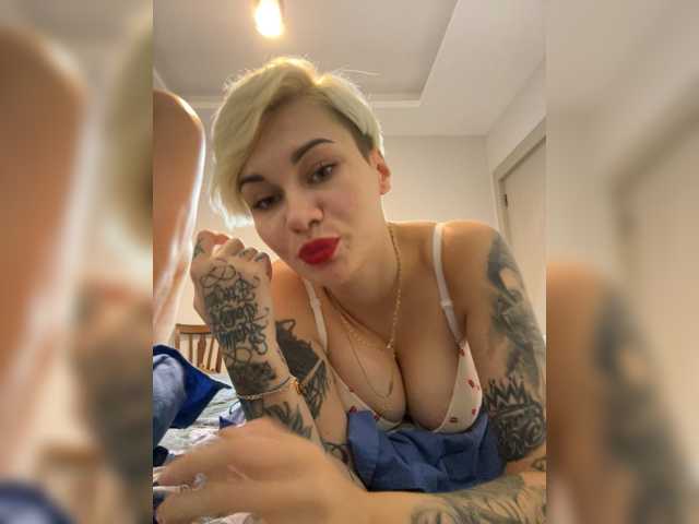 KiraSaint live cam on BongaCams