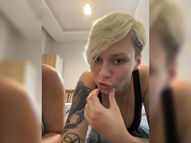 KiraSaint live cam on BongaCams