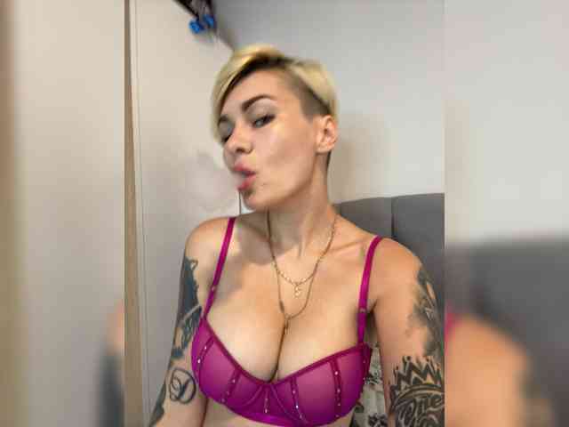 KiraSaint Live Webcam on BongaCams