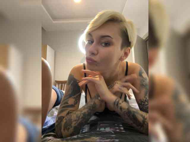 KiraSaint webcam