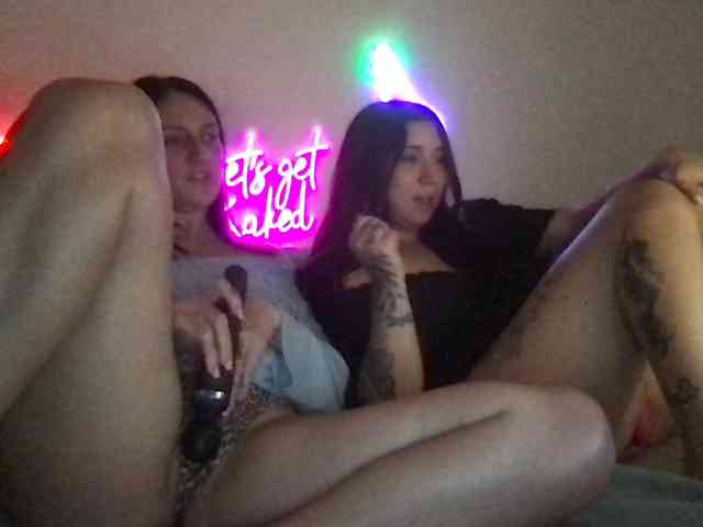 ToriandNina webcam