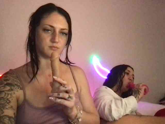 ToriandNina webcam