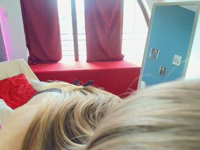 GlowingBlondie live cam on BongaCams