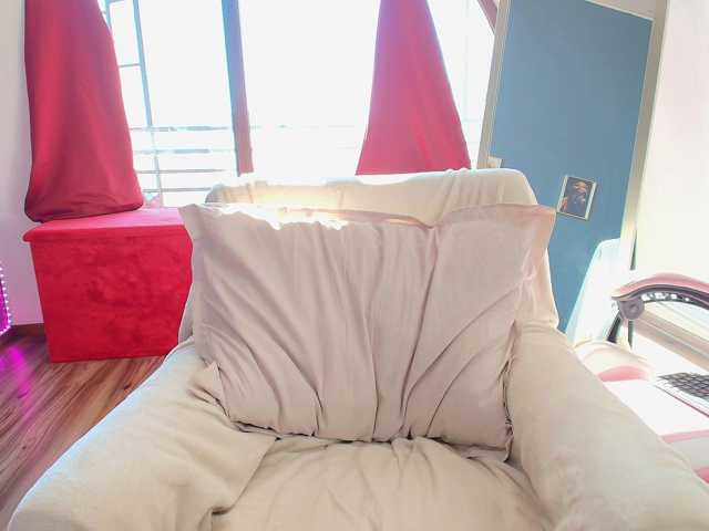 GlowingBlondie live cam on BongaCams