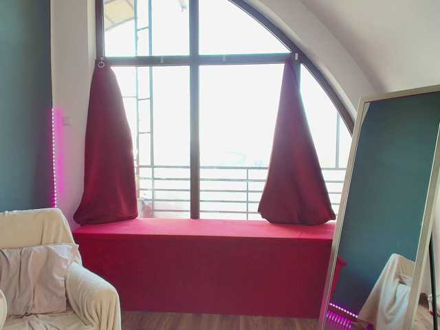 GlowingBlondie live cam on BongaCams