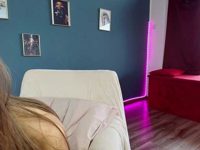 GlowingBlondie live cam on BongaCams