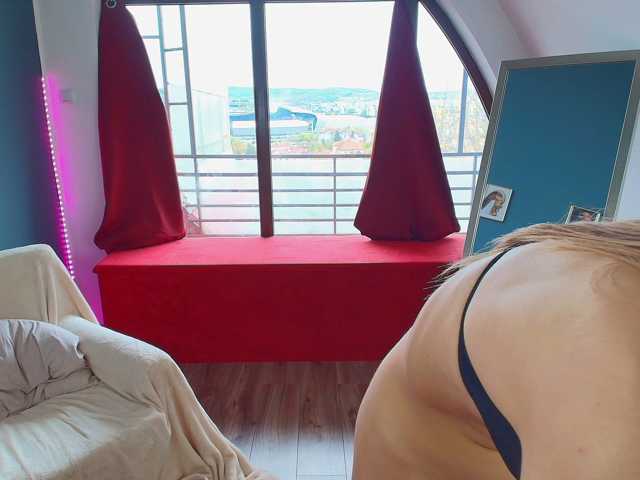 GlowingBlondie live cam preview