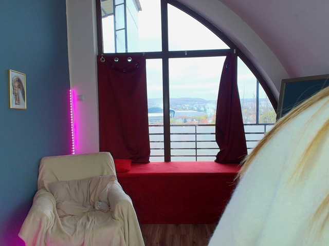 GlowingBlondie live cam on BongaCams