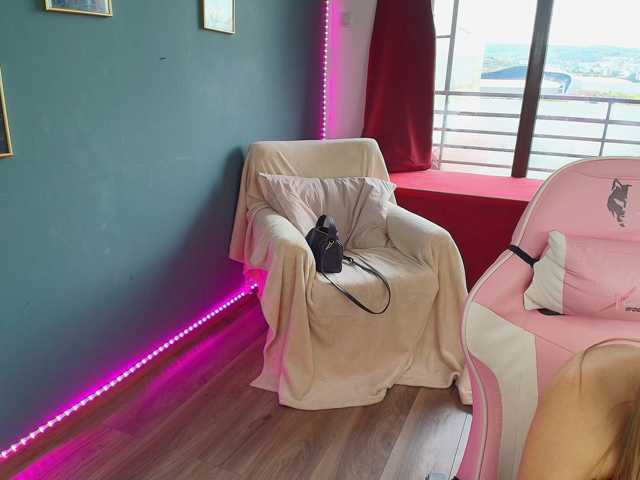 GlowingBlondie live cam preview
