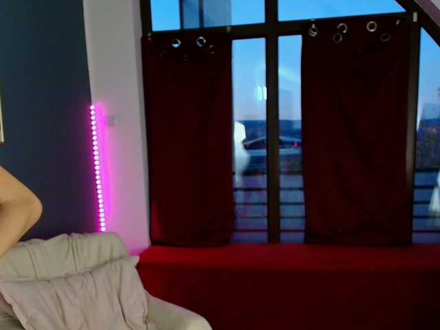 GlowingBlondie live cam on BongaCams