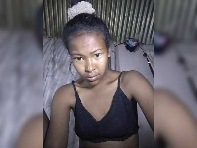 Priscahot live cam preview