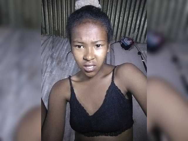 Priscahot, live now on BongaCams