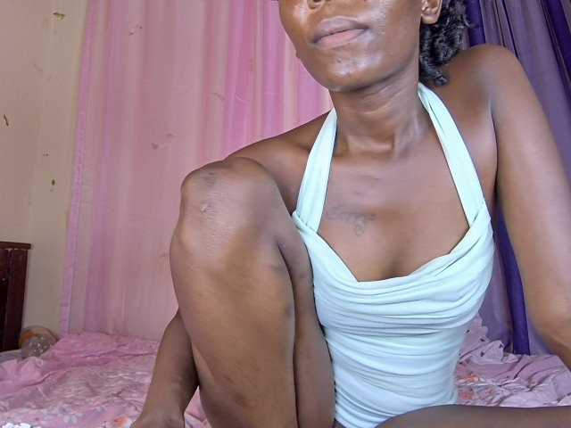 le modèle TippiH est en webcam porno dans un show sur le site bongacams, il possède les tags suivants: Ebony,Brunette,Trimmed